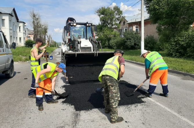 В Соликамском округе продолжается ямочный ремонт дорог